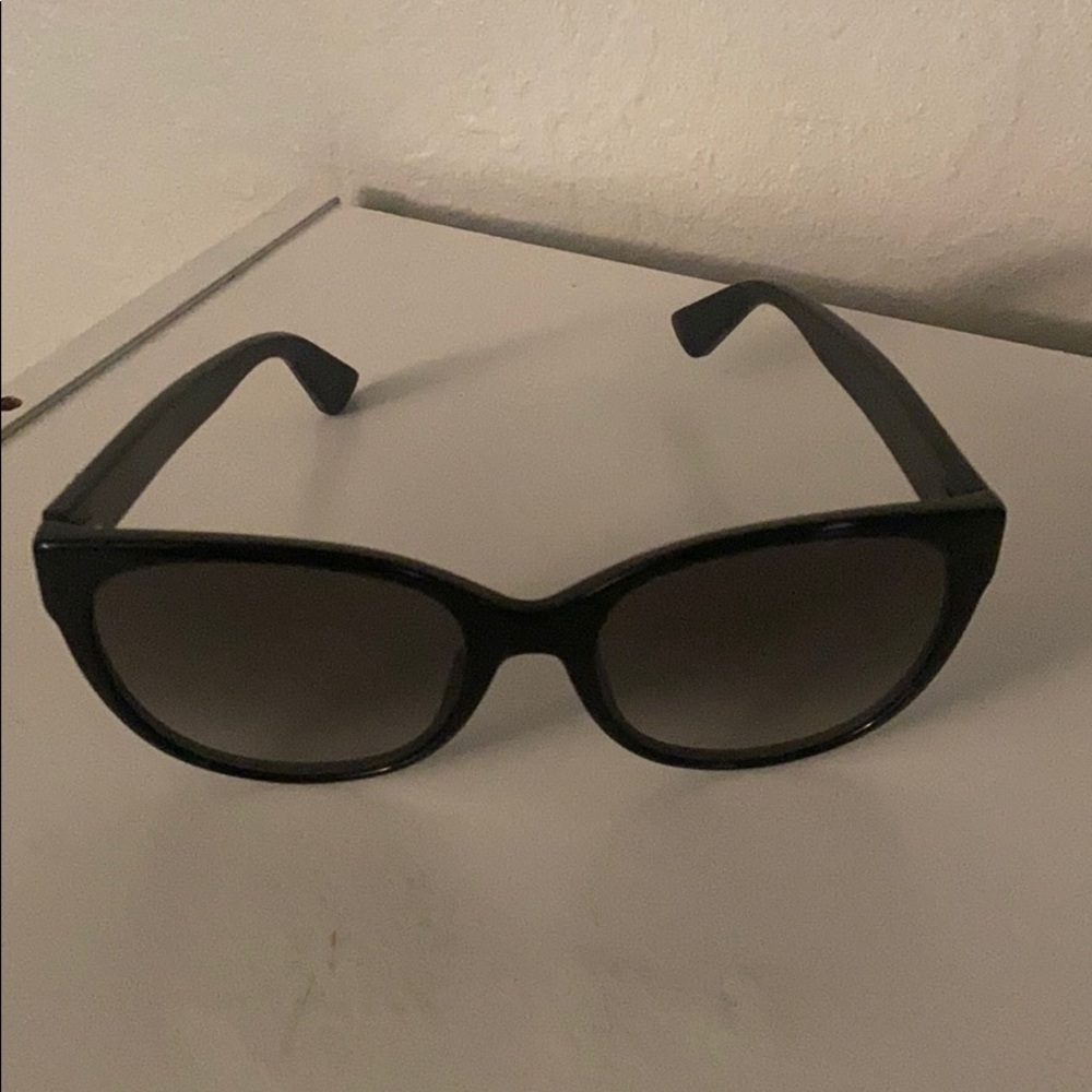GUCCi sunnies - Picture 2 of 4